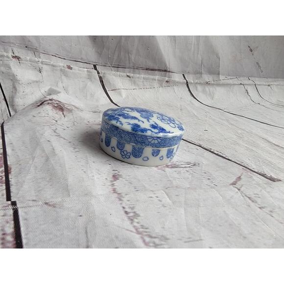 Vintage Chinese Chinoiserie Peacock Blue & White Porcelain Lidded Trinket Box - Picture 5 of 9